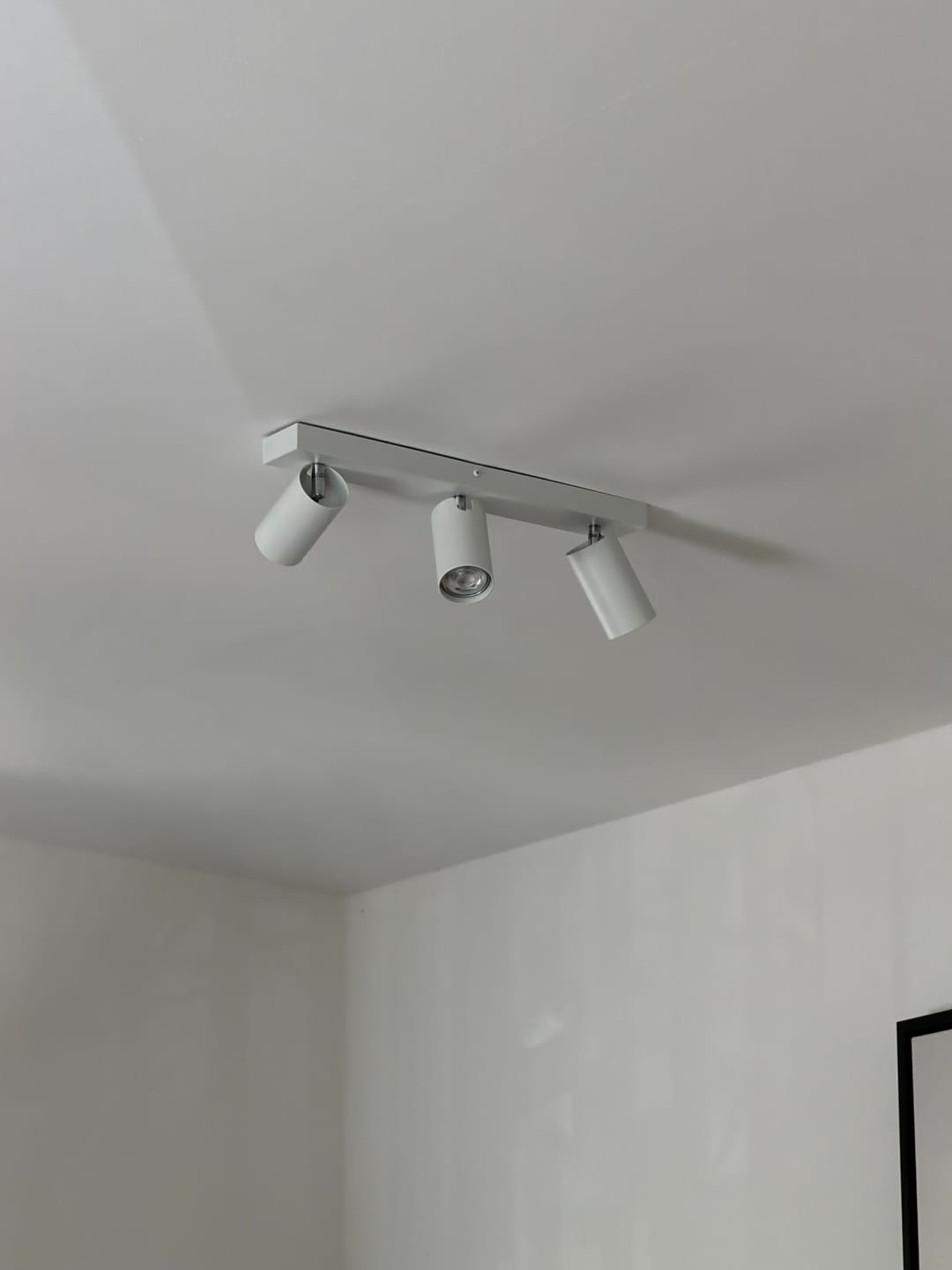 Customer photo review of LEDVANCE LED SPOT OCTAGON Deckenleuchte 3 x 3,4W, GU10, 690lm, weiß