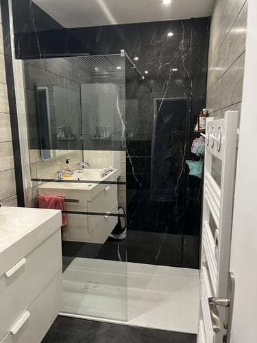 Customer photo review of Panneau Mural PVC Marbre Noir Brillant – Imperméable Douche & Salle De Bain