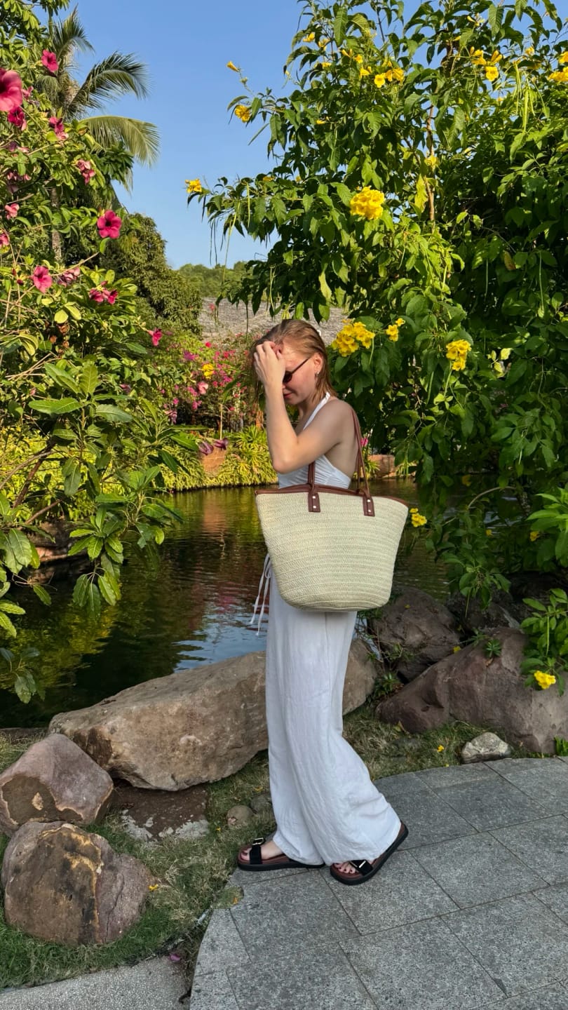 Customer photo review of Beatrice Forest Woven Single-Shoulder Tote