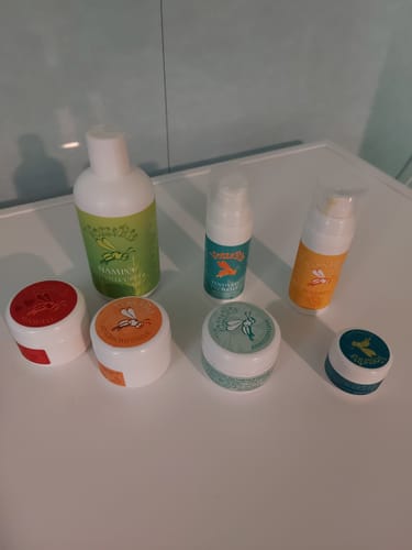 Anmelderens Sjampo med ville urter vist sammen med andre Vossabia-produkter på en hvit overflate.