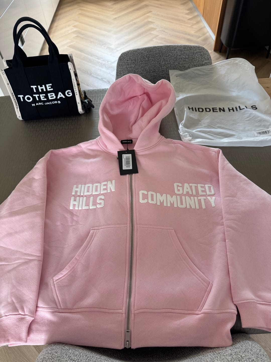 Kundenbewertung mit Foto zum „GATED COMMUNITY ZIP HOODIE LIGHT PINK“