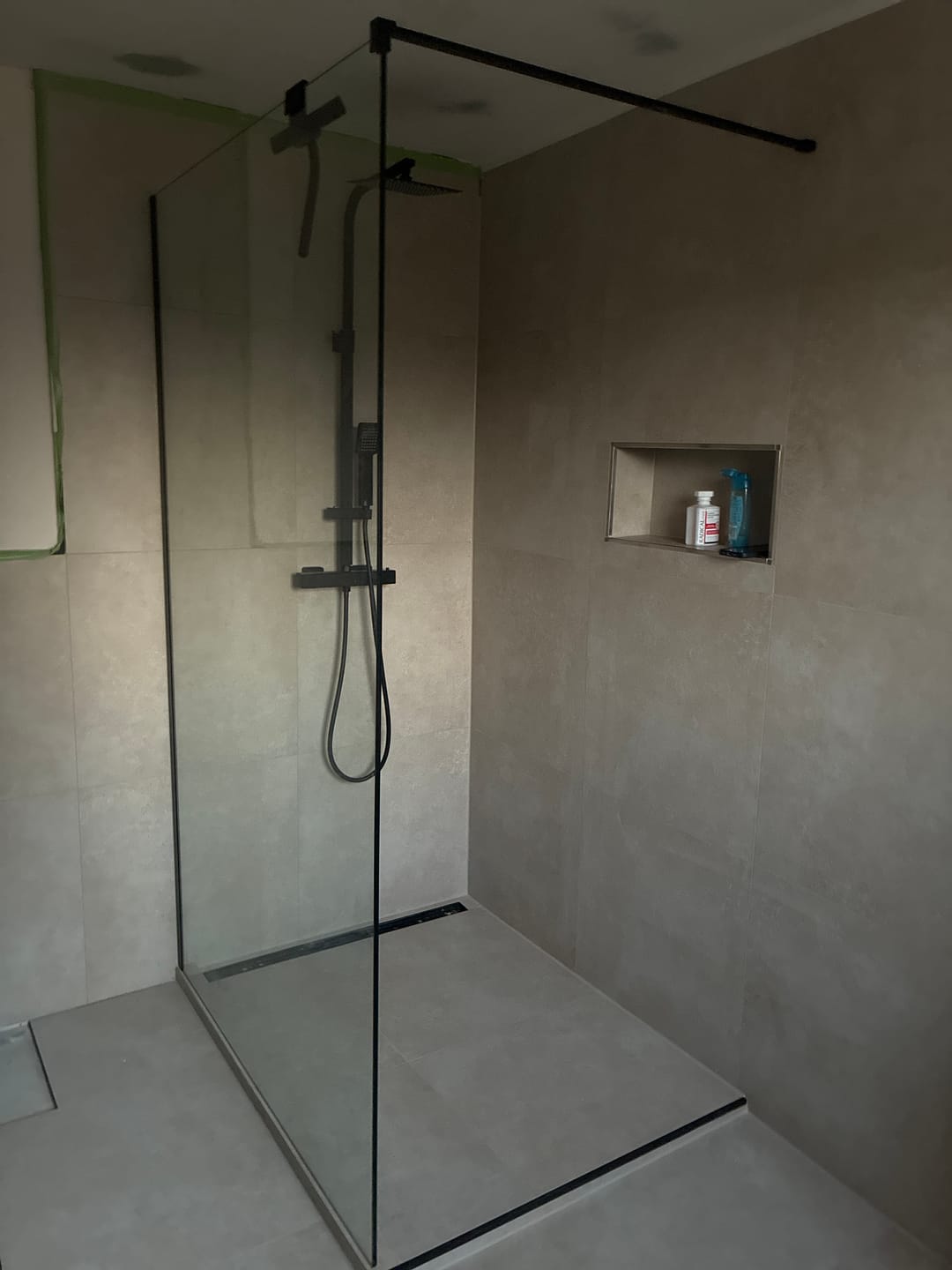 Customer photo review of SONNI Begehbare Dusche Duschabtrennung Duschwand 10mm Schwarz Duschabtrennung Duschkabine Nano ESG 80-140cm