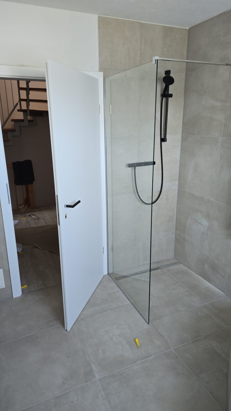 Customer photo review of SONNI Walk In/ Begehbare Dusche Duschabtrennung Duschwand Nano Klarglas Glasstärke 8mm Breite 70-120cm