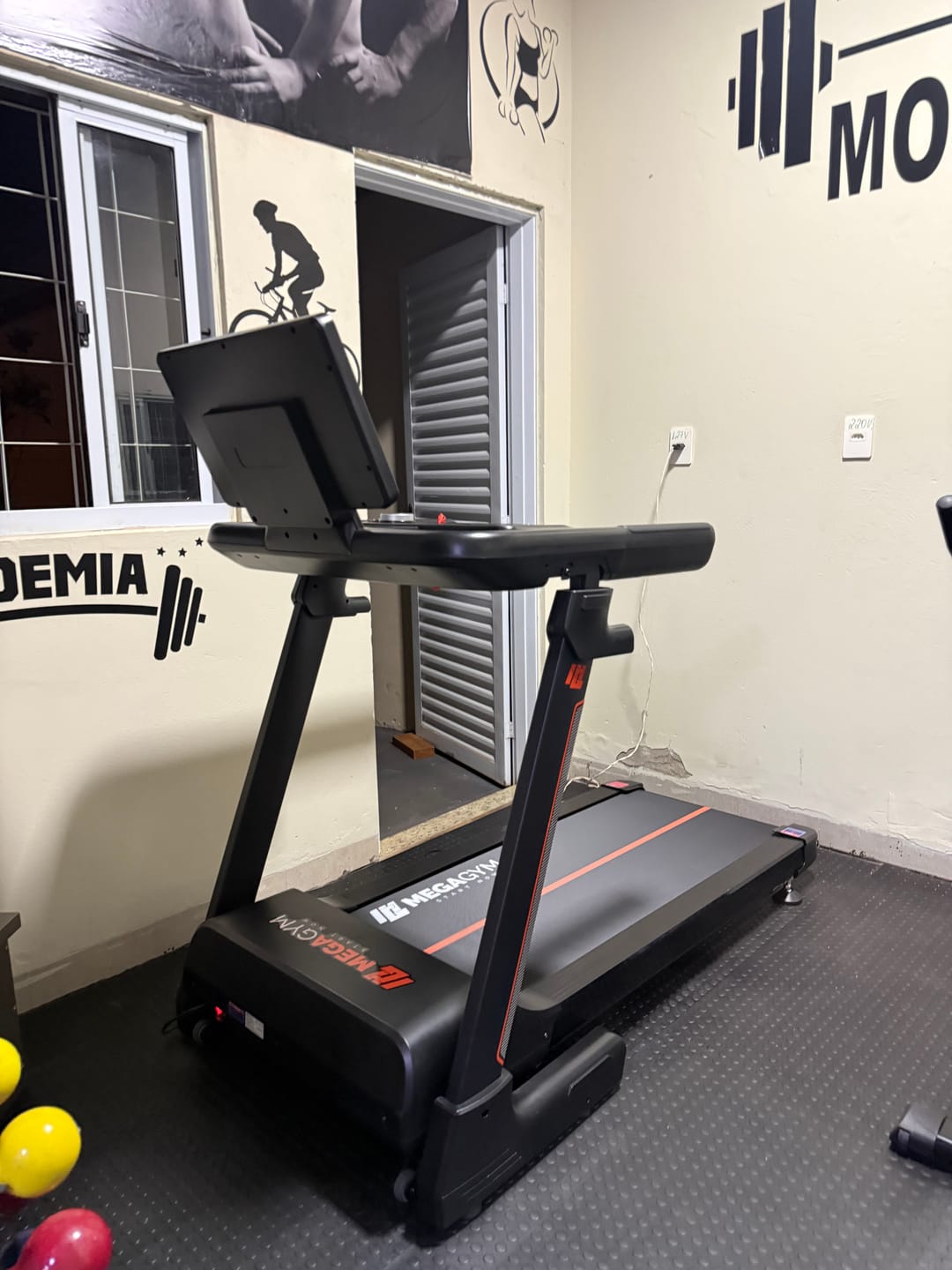 Customer photo review of Esteira Semiprofissional Elétrica Smart Pace Ultra 20km/h | Motor 5.0 HPP | Bluetooth |Suporta até 160kg