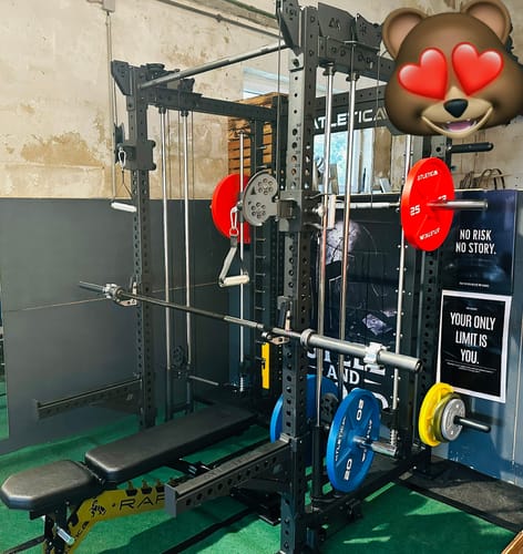 Kundenfoto der Langhantel Delta Tripple Black auf einer Hantelbank in einem Fitness-Rack.