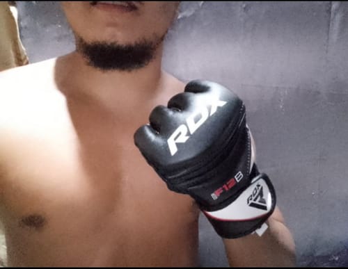 Customer photo review of Guantes de MMA para Entrenamiento y Grappling F12