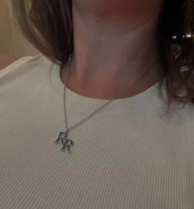 Customer photo review of Personligt halsband med dubbla initialer