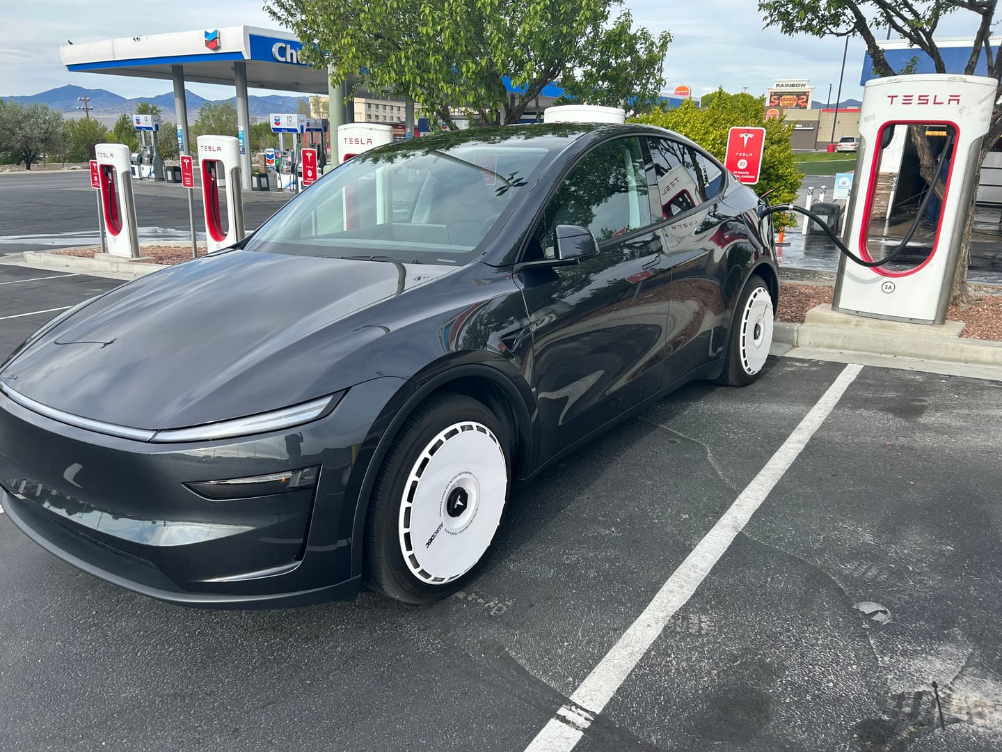 Customer photo review of EVAAM® Stylish Fully Wrapped Wheel Hubcap For Tesla Model 3/Y (4 PCS)