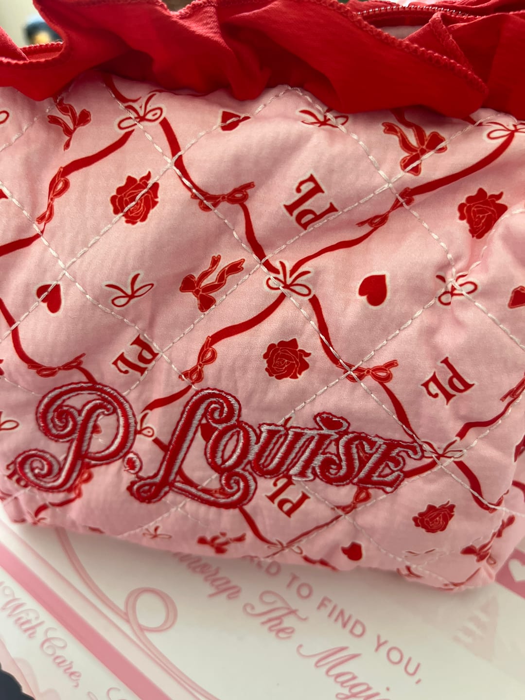 Asiakkaan valokuva-arvostelu Pretty in Pink Bow -meikkipakkauksesta ja -laukusta