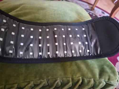 Vásárlói fotó a fekete InfraRed Fényterápiás Csuklópántról, melynek LED-jei láthatók.