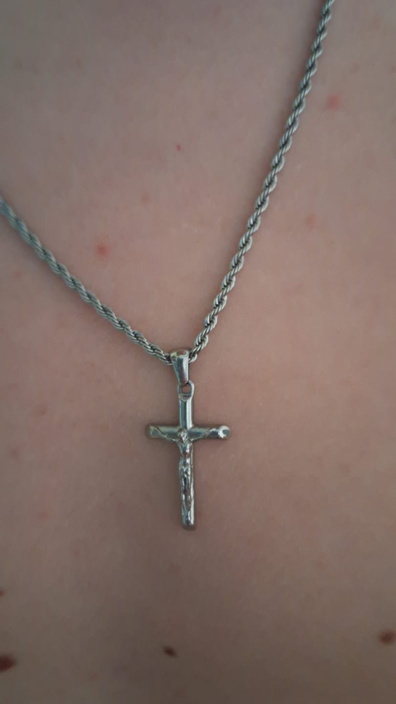 Customer photo review of Collar Hombre BRAVE Cruz Jesucristo