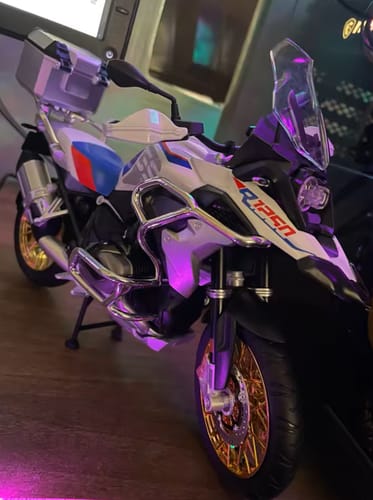 Customer photo review of 1:9 Ducati V4R Premium - Ashriders™