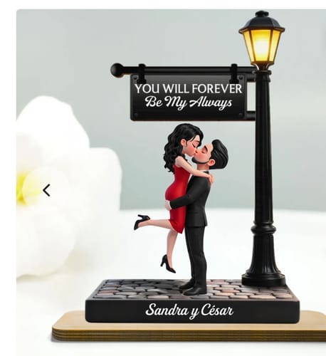 Customer's personalized wooden plaque showing a couple kissing under a lamp post, customized with the names 'Sandra y César'.