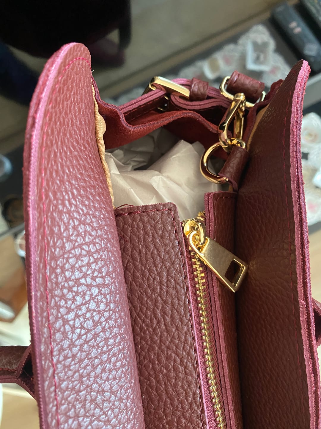 Customer photo review of Totem XL | Büyük Boy Hakiki Süet Deri El ve Omuz Çantası | Bordo