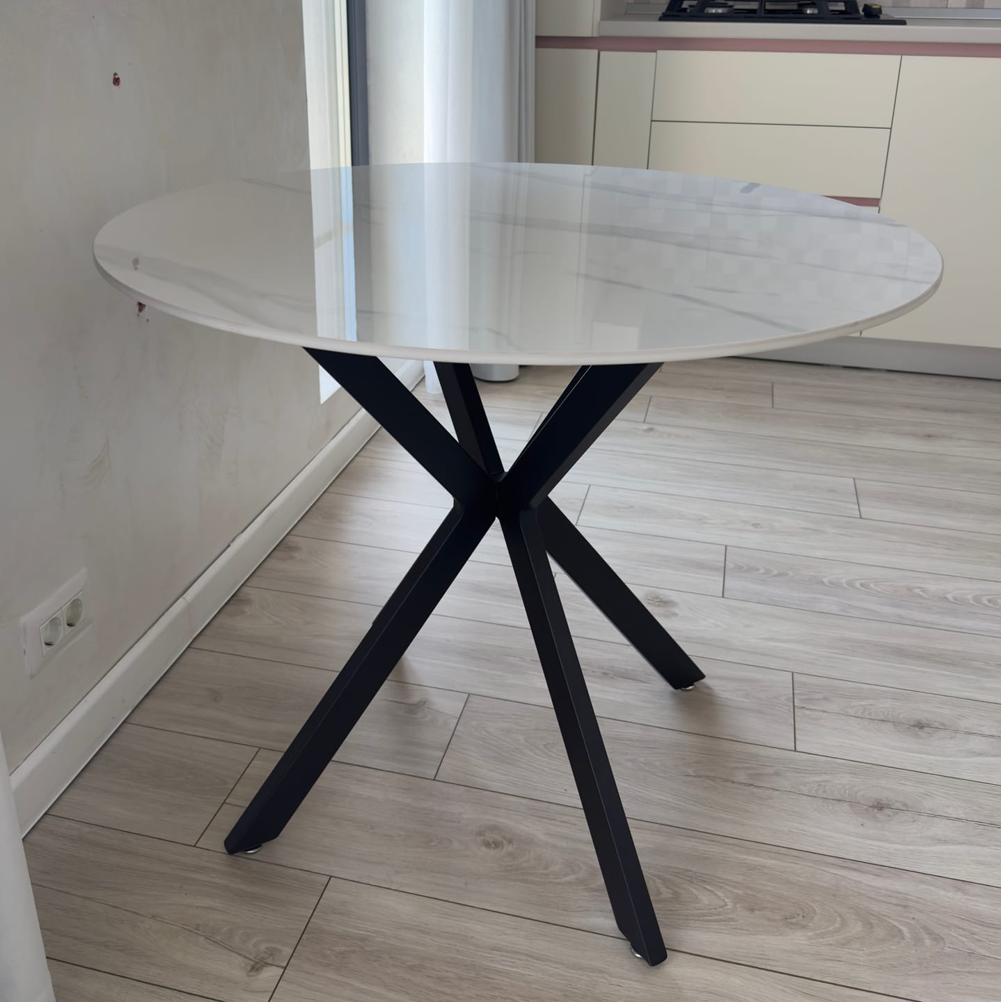 Customer photo review of Masa TALIA, alb cu efect de marmura/negru mat, ceramica/metal, 90x90x75 cm