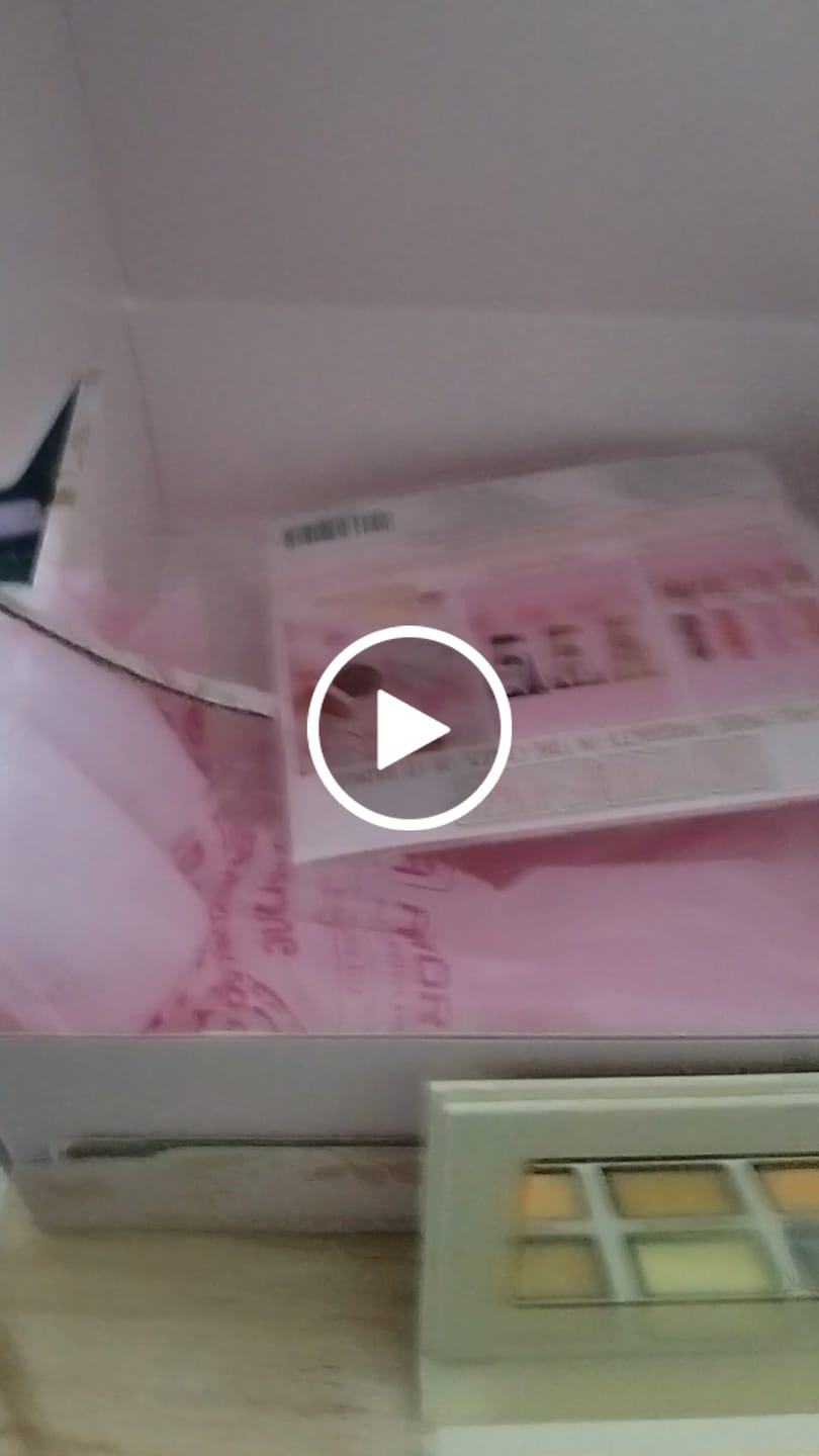 Reseña en vídeo del cliente del rubor líquido The Cheek Of It Revista Legally Pink
