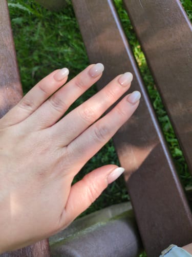 Gepflegte Hand einer Kundin mit den 'Babyboomer Nude' UV Gel Nagelfolien mit natürlichem Verlauf.