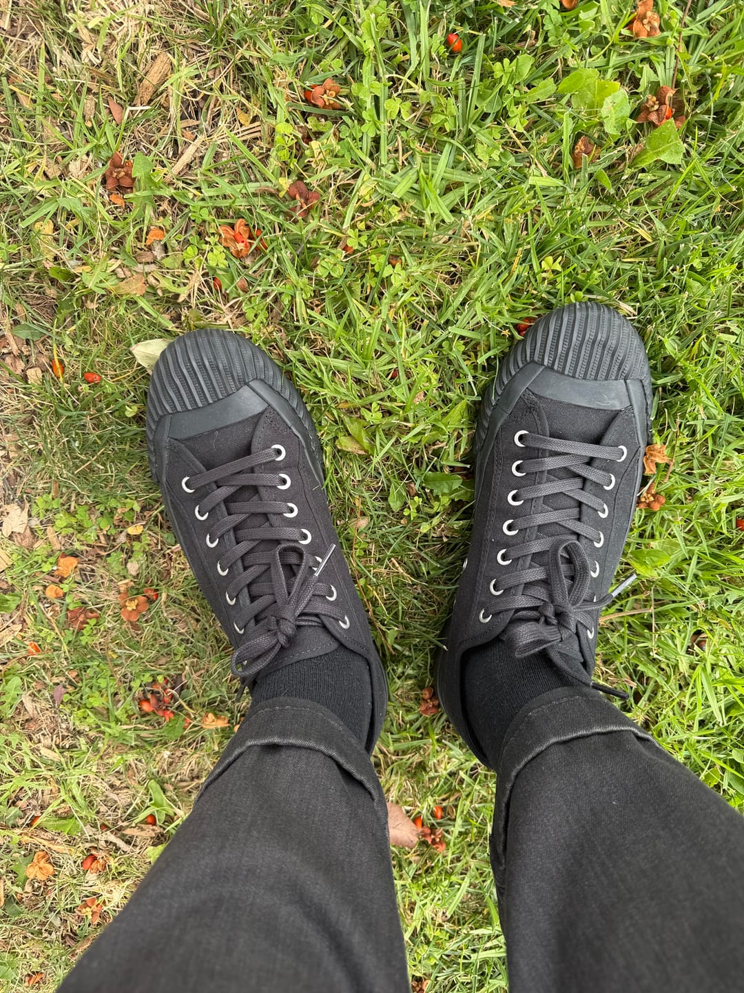 Customer photo review of Grounder Low-Top Black/Gum