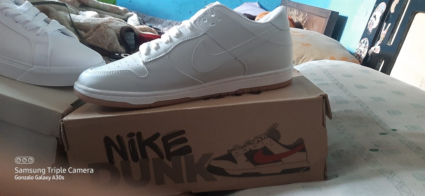 Customer photo review of Tenis Retro 4 Blanco Gris Negro
