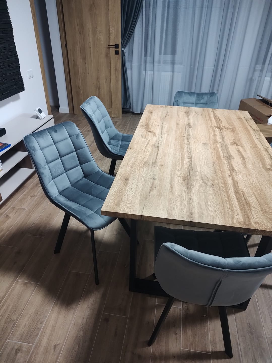 Customer photo review of Scaun tapitat modern K332, gri/negru, stofa catifelata/metal, 46X61X84 CM