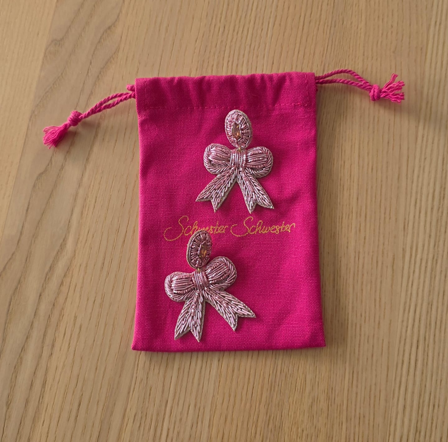 Customer photo review of Zarte Soutacheohrringe als hellrosa Schleife