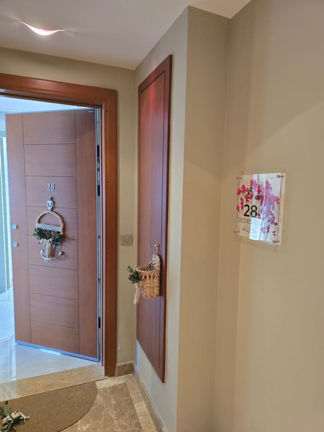 Customer photo review of Kişiye Özel Begonvil Çiçekli Kapı İsimliği