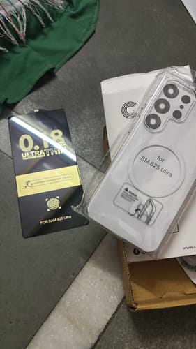 Customer's Anti Yellow Magsafe Clear Case for the Galaxy S25 Ultra in its packaging next to a screen protector.