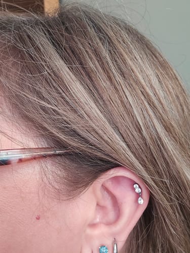 Reviewer's ear showing the sparkly silver Dangle flatback stud in a helix piercing.