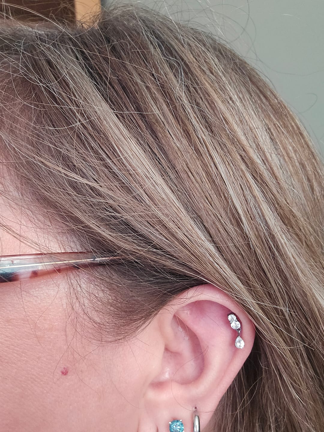 Customer photo review of Dangle flatback stud silver