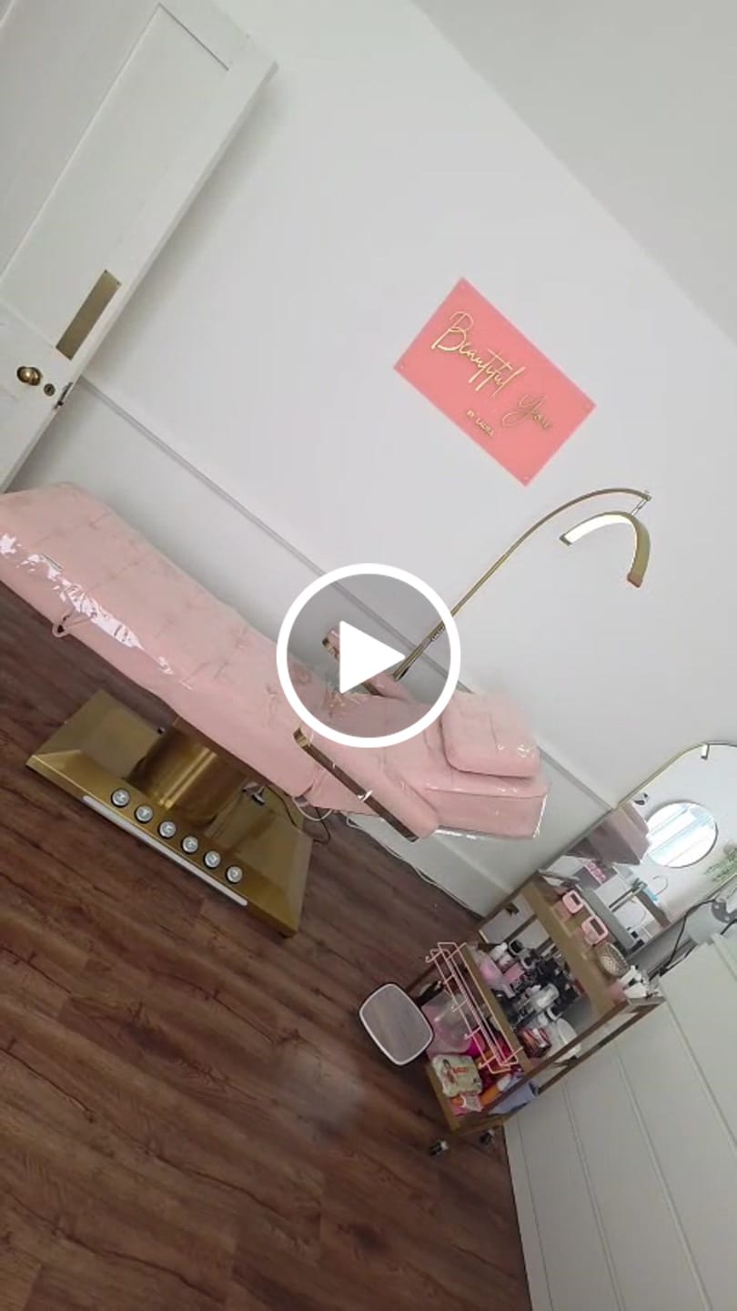 Customer video review of Manufakturo Saphir version B Bare Blush – 4-Piece Beauty Studio Set: Luxury Bed, Chair, Lamp & Trolley