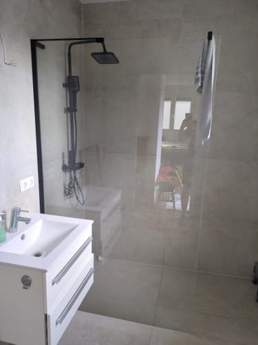 Customer photo review of SONNI Duschwand Glas 90-120 x 200cm Schwarz mit NANO Glas Sicherheitsfolie Duschtrennwand Glas Walk In Glaswand Dusche