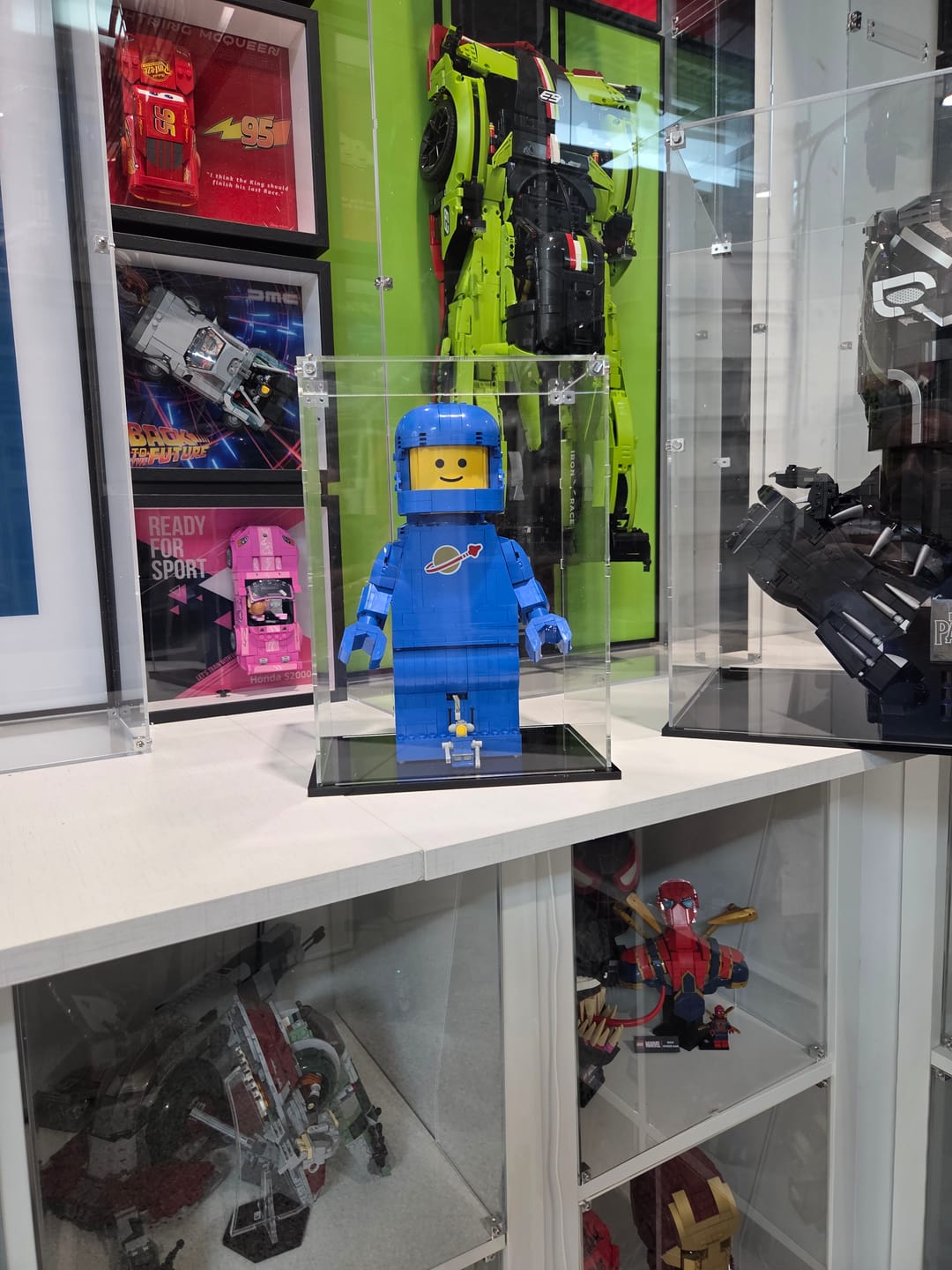 Customer photo review of Display Case for LEGO® 40921 Up-Scaled Blue Astronaut Minifigure