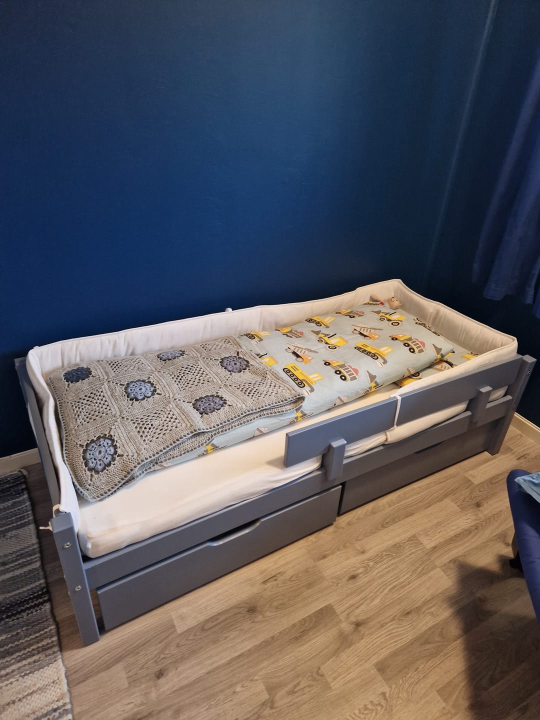 Customer photo review of Sengepakke: Juniorseng 70x160 cm med skuffer & sengehest, Dusted Blue