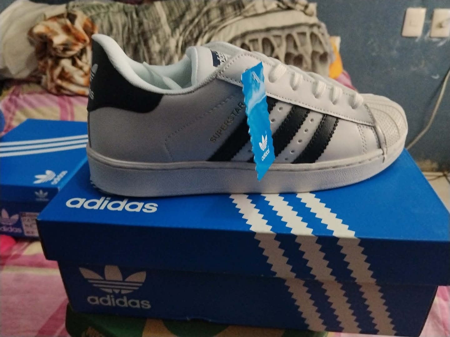 Customer photo review of Tenis Concha Blanco Marino