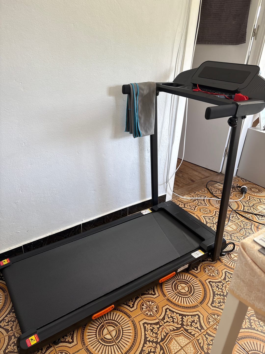 Customer photo review of Umay SF20 Foldable Treadmill with Wider Three Screen & Holder, 15% Incline & MAX 12KM/H (New Upgrade)