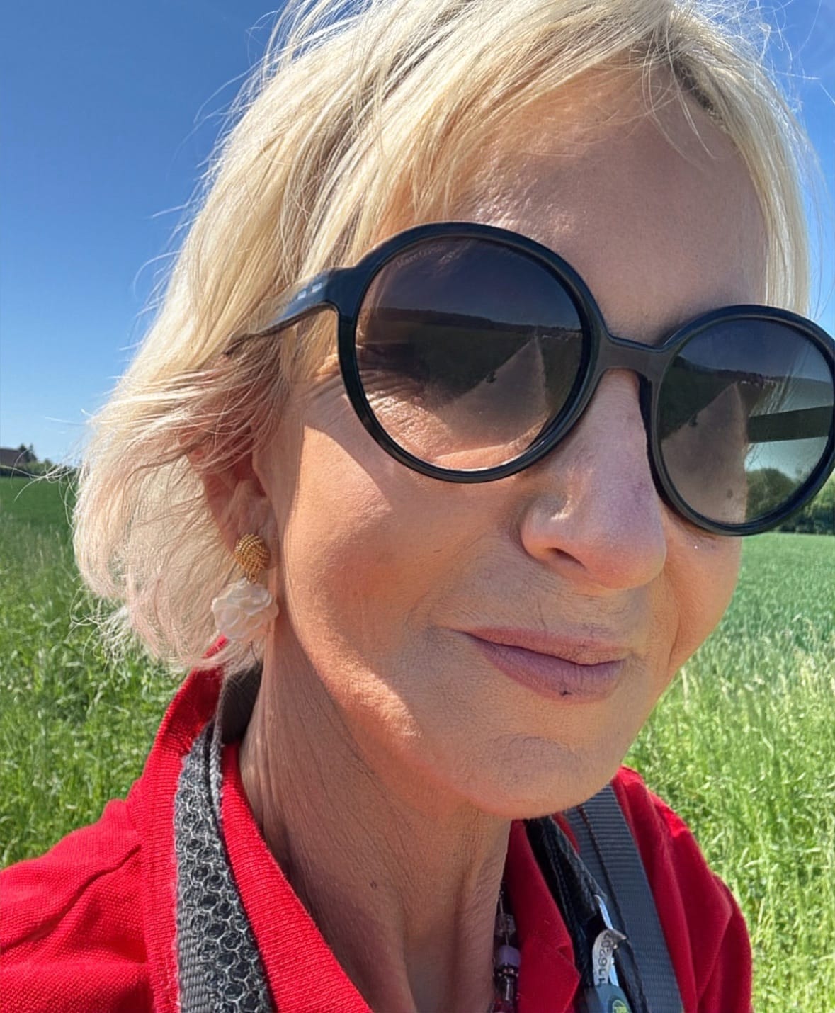 Customer photo review of Vergoldete Knoten-Ohrstecker mit cremefarbenem Blüten-Pompom