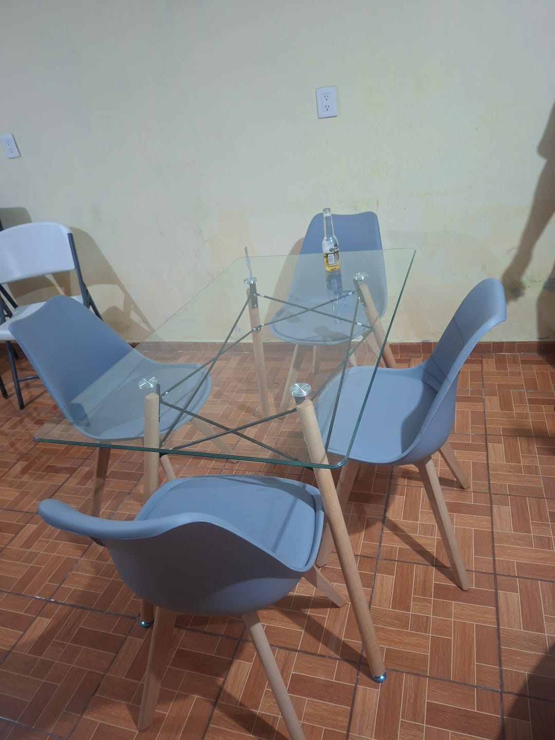 Customer photo review of Comedor Mesa Oslo Cristal T5  + 4 Sillas Frankfurt