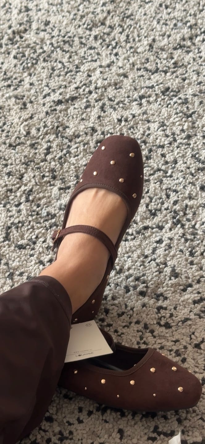 Customer photo review of Zapato Ballerina Suede Café Tachas