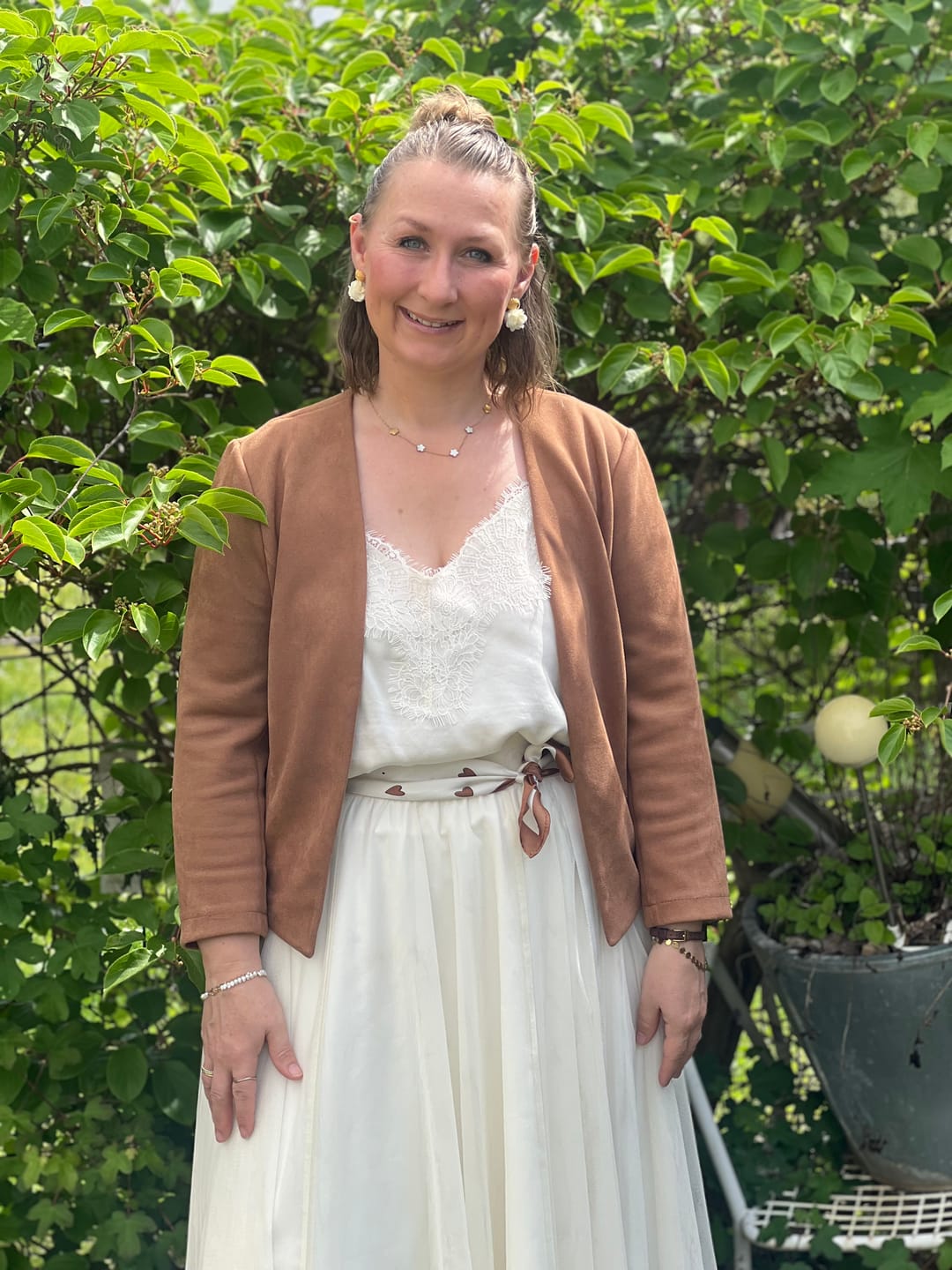 Customer photo review of Vergoldete Knoten-Ohrstecker mit cremefarbenem Blüten-Pompom