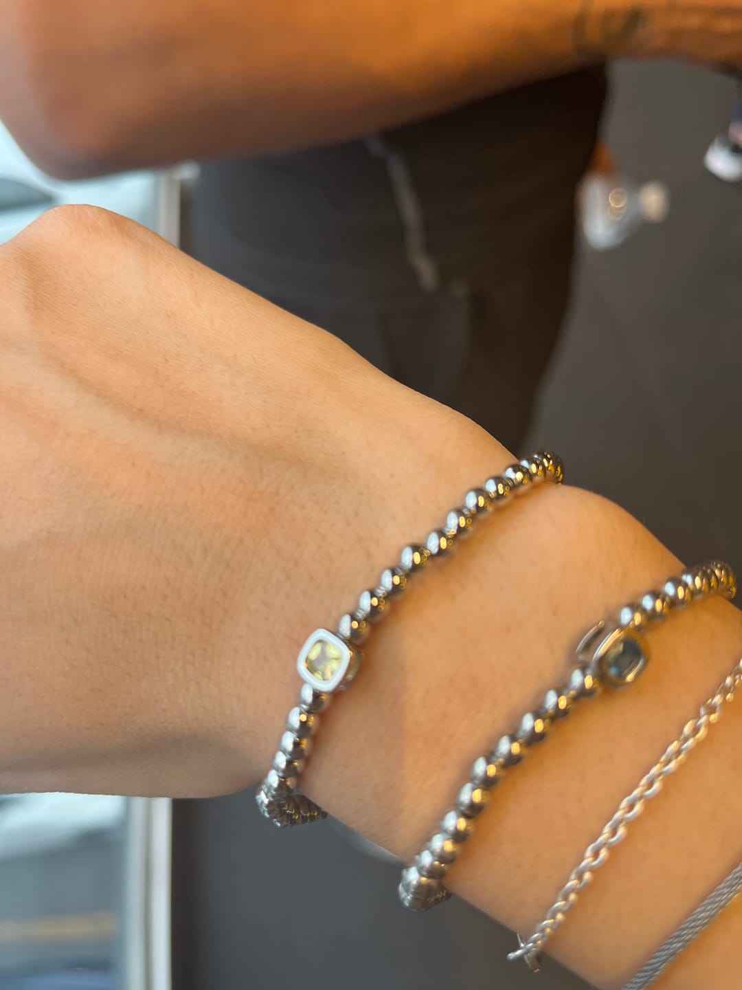 Customer photo review of Pulsera Plateada Bolitas Birthstone Cuadrado