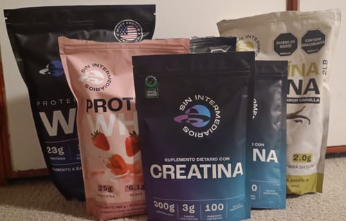 Reseña de un cliente con su bolsa de Creatina Monohidrato junto con otros suplementos.