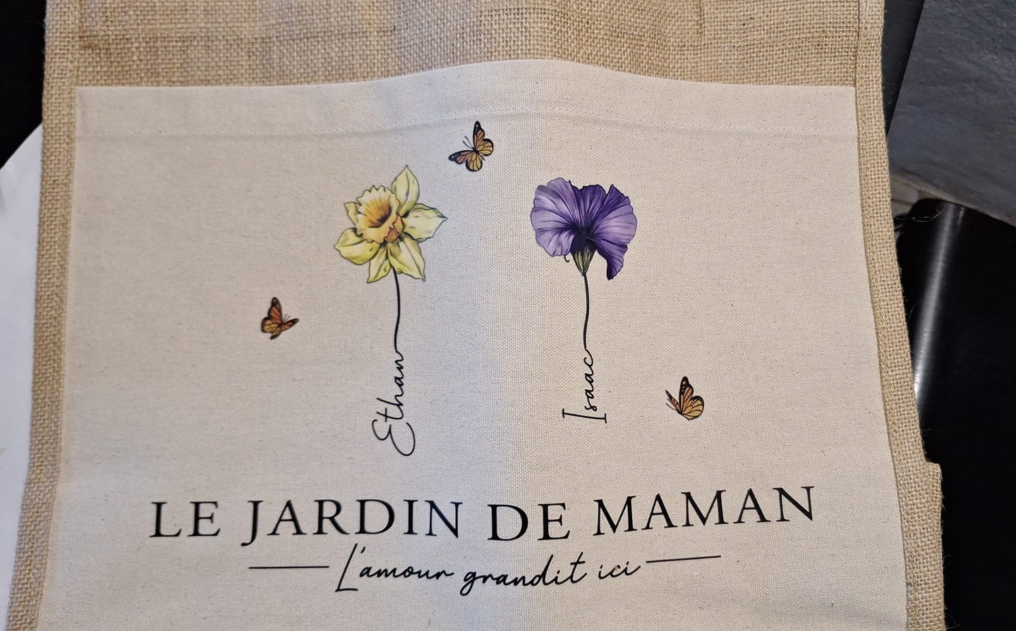 Customer photo review of L'amour grandit ici - Sac personnalisé avec fleurs et prénoms pour maman