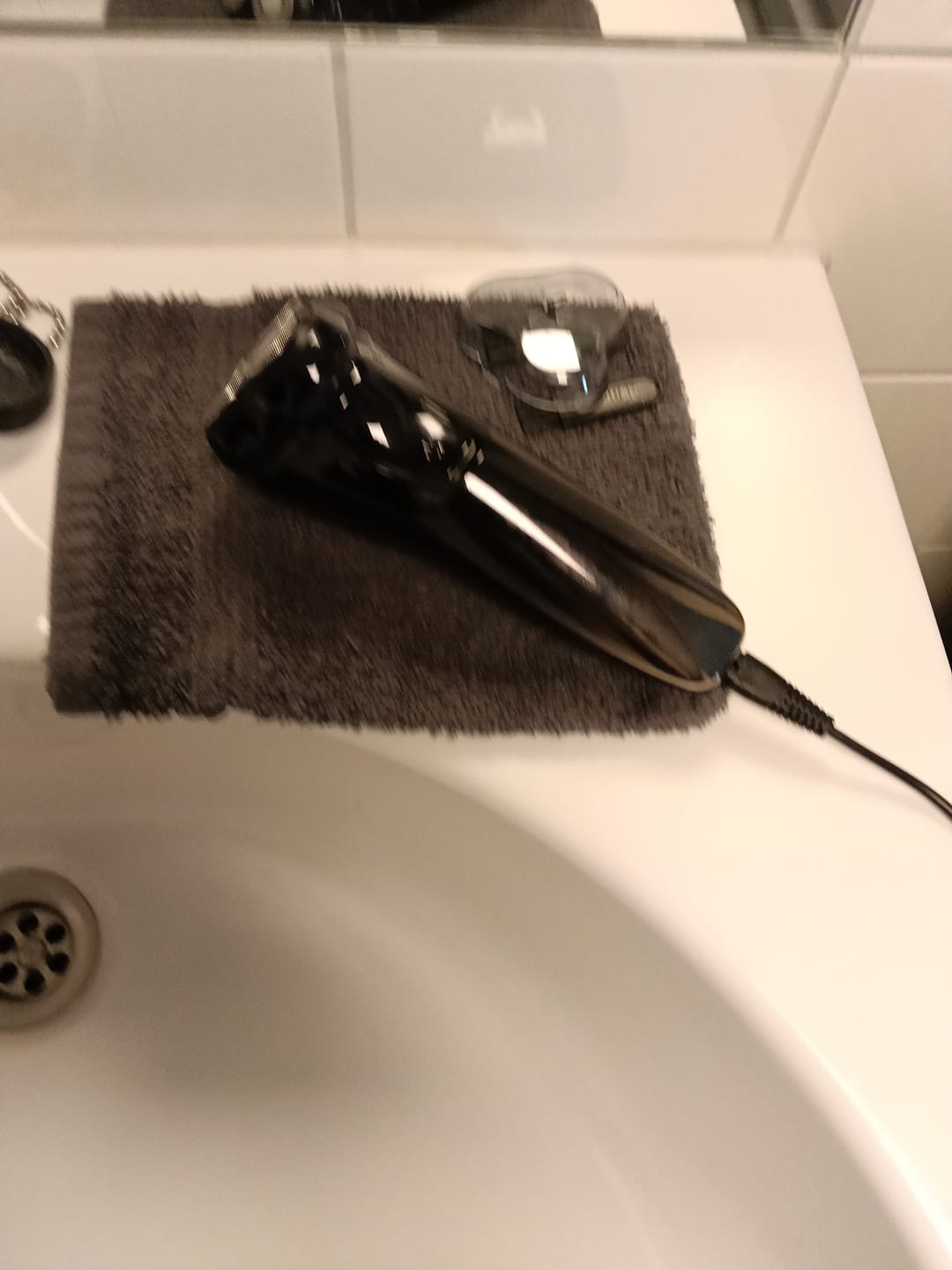 Customer photo review of Ultraprecies scheerapparaat voor mannen met pop-up trimmer / Voor nat en droog gebruik / Waterdicht elektrisch scheerapparaat met LED-display / 60 min. accuduur
