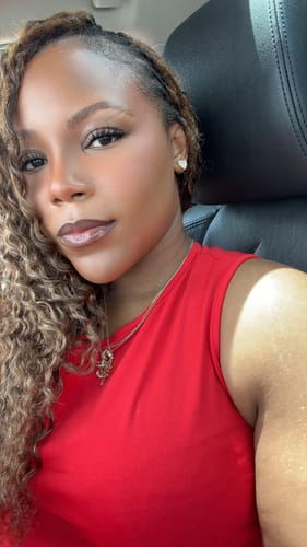 Customer selfie showing her tricolor ombré locs styled with the Deep Wave Human Crochet Hair.
