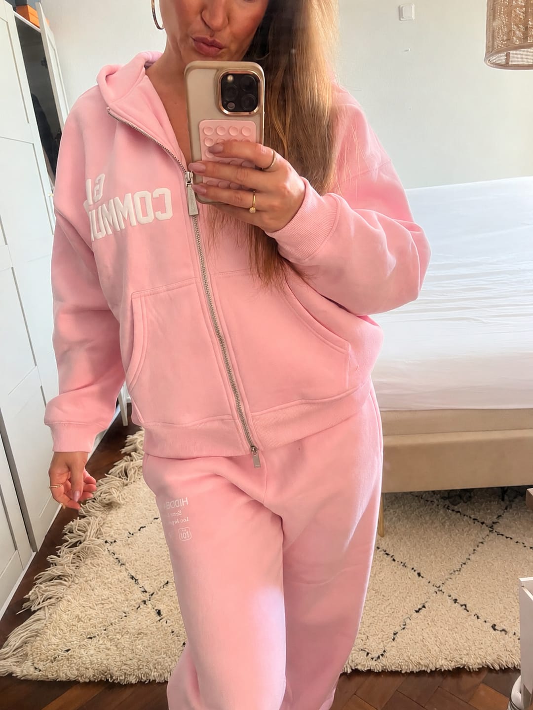 Kundenbewertung mit Foto zum „GATED COMMUNITY ZIP HOODIE LIGHT PINK“