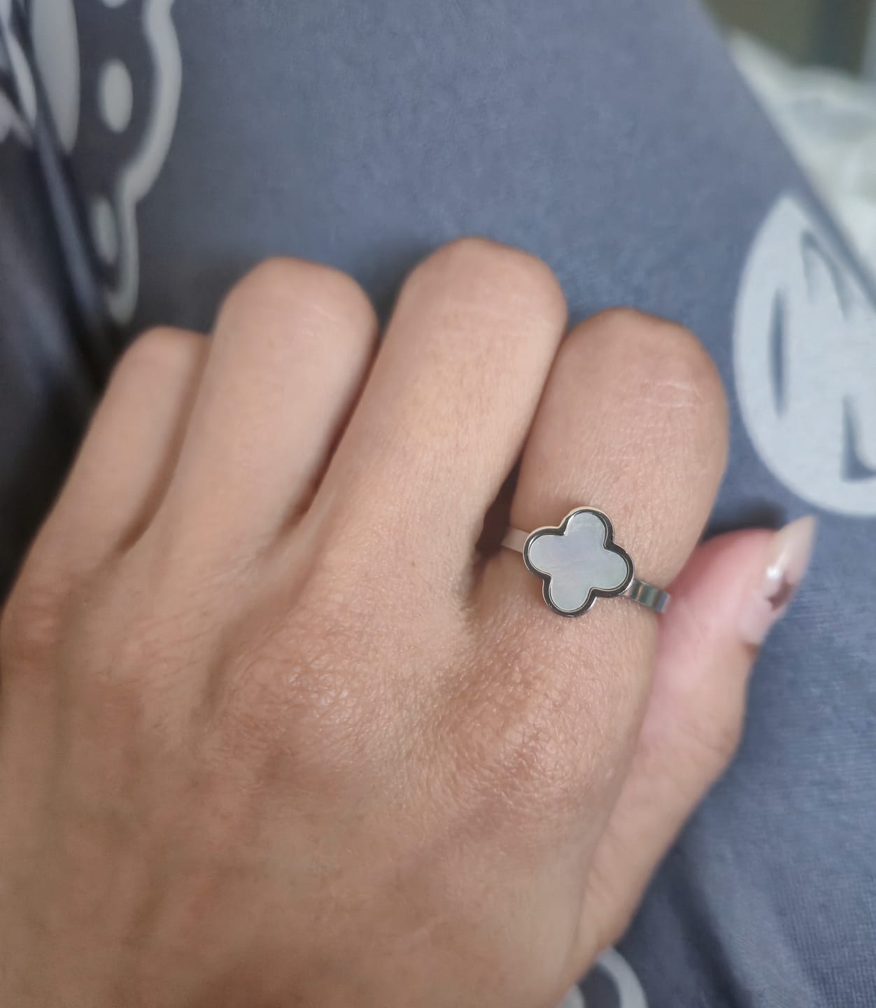 Customer photo review of Clover Perlmutt Ring | 18K vergoldet