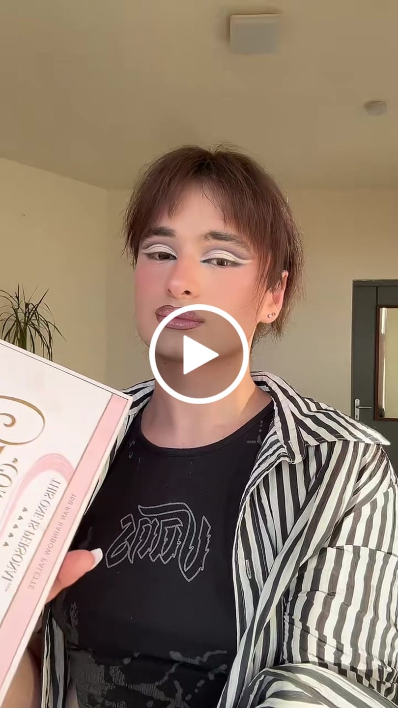 Customer video review of Creative Comeback XXXL Eyeshadow Palette