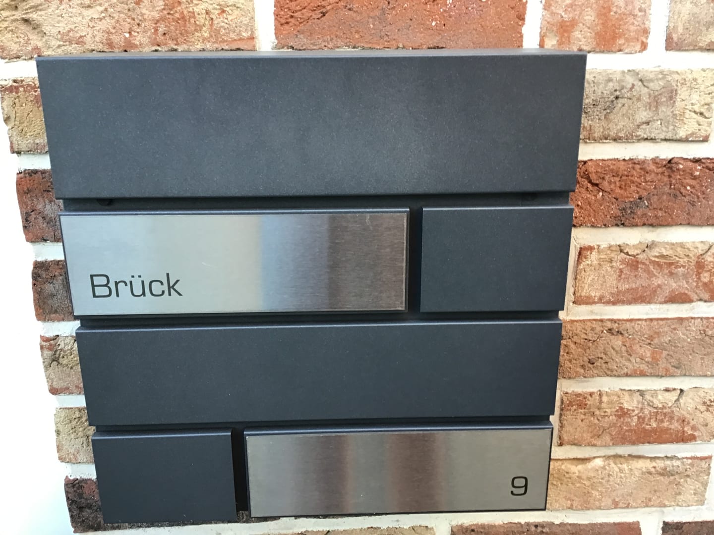 Customer photo review of AlbersDesign Briefkasten B4 Eisenglimmer (DB703) personalisiert mit Edelstahl-Schildern