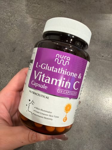レビュー投稿者が手に持っている「L-グルタチオン & ビタミンC サプリ」のボトル。