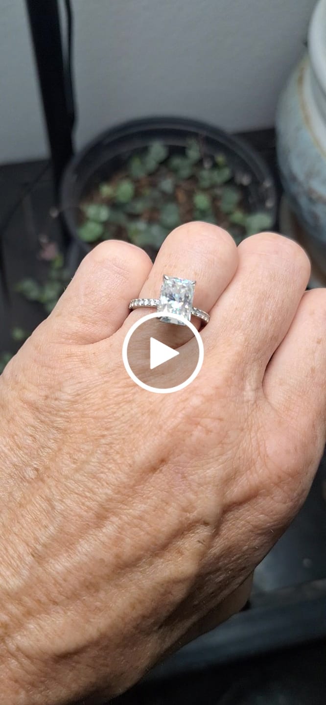 Customer video review of S925 Moissanite 1.0 Carat /2.0 Carat /3.5 Carat Radiant Cut Engagement Ring Travel Ring For Everyday Wear
